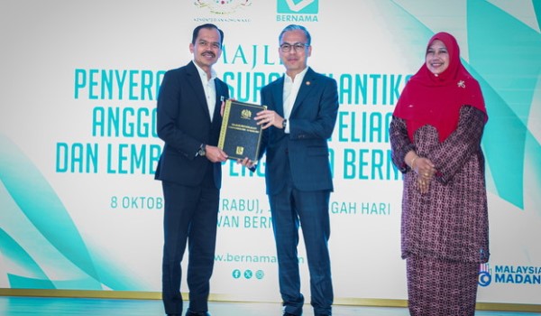 Menteri Komunikasi, Datuk Seri Fahmi Fadzil menyerahkan surat pelantikan anggota Majlis Penyeliaan Bernama kepada Ketua Setiausaha Kementerian Komunikasi Datuk Seri Mohamad Fauzi Md Isa - BERNAMA